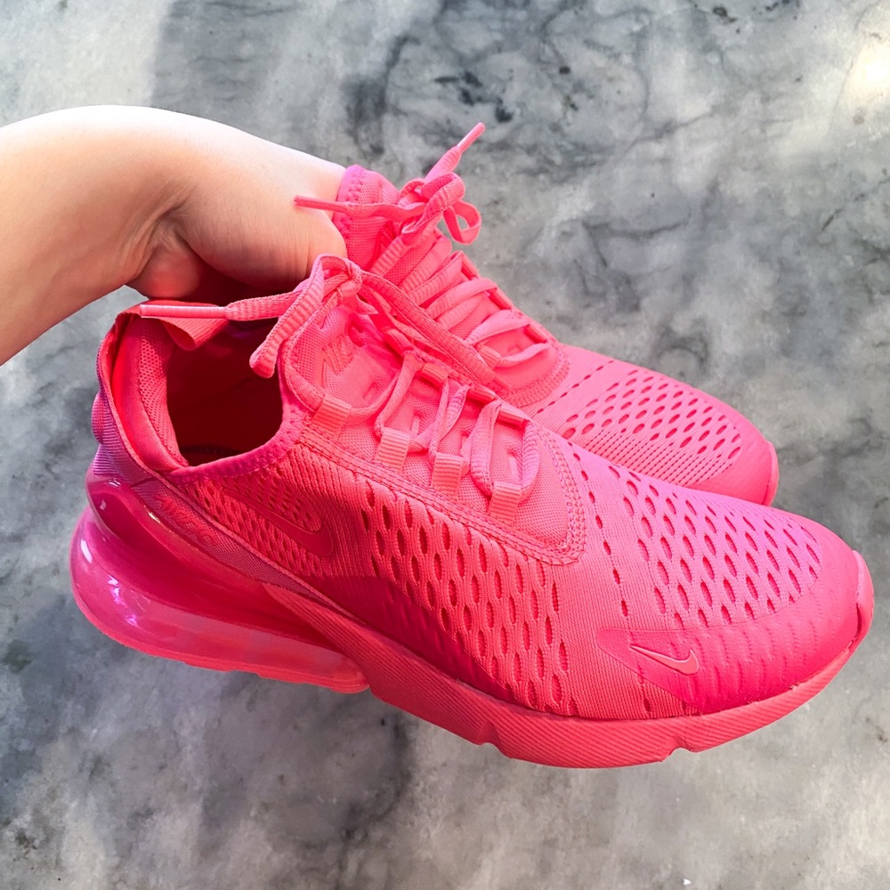 NIKE 270s